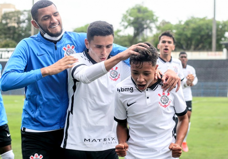 Pedrinho comemora seu gol no jogo entre Corinthians e Juventus, pelo Sub-20