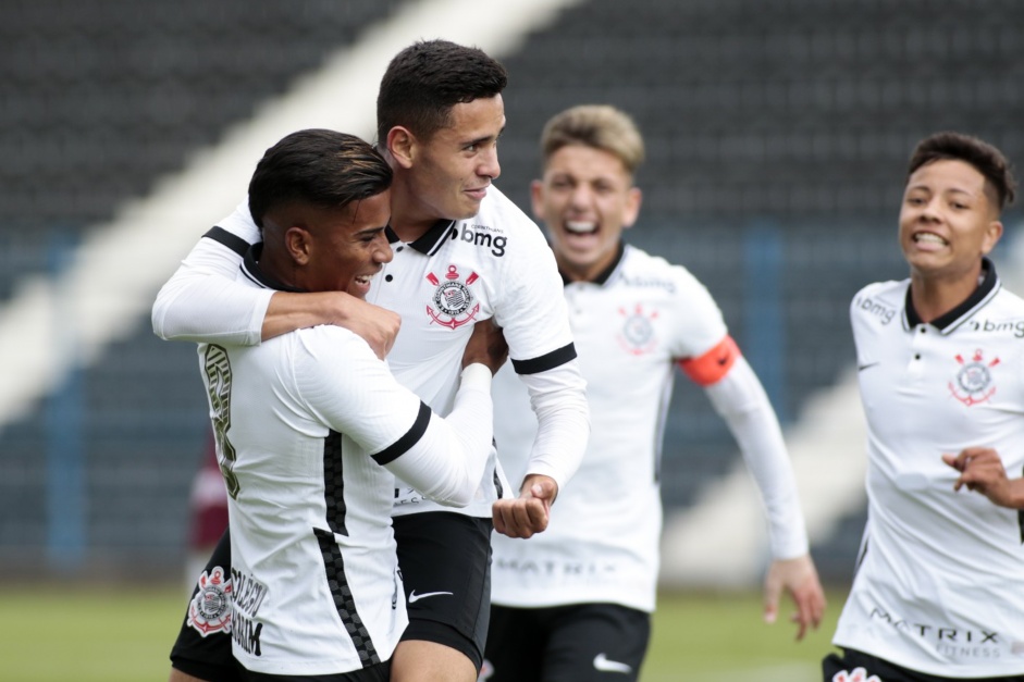 Thomas e Juan comemorando gol no jogo entre Corinthians e Juventus, pelo Paulista Sub-20