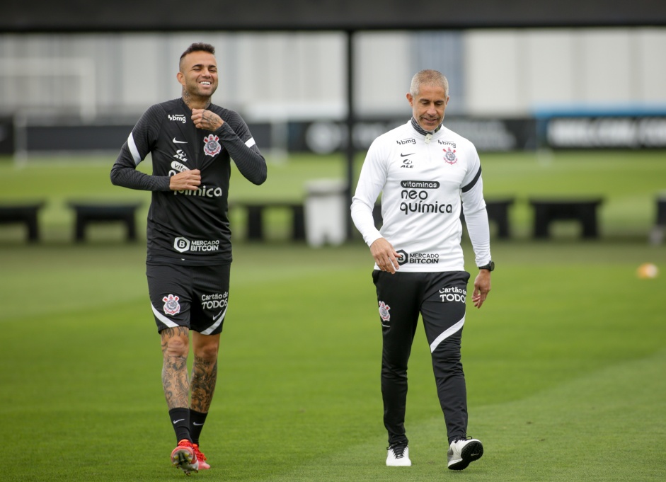 Luan e Sylvinho durante treino preparatório para o Dérbi entre Corinthians e Palmeiras
