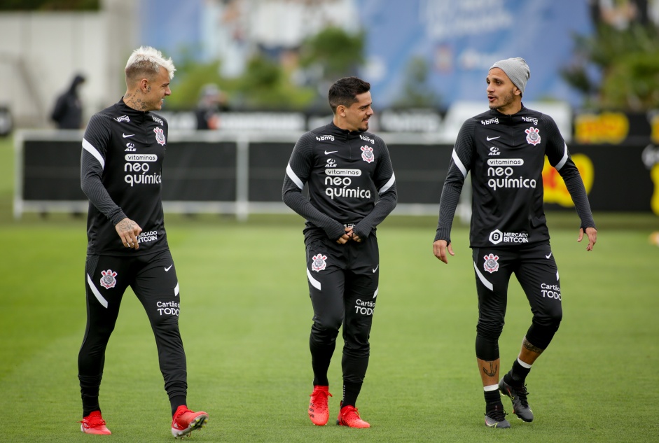Róger, Fagner e Fábio Santos durante treino preparatório para o Dérbi entre Corinthians e Palmeiras