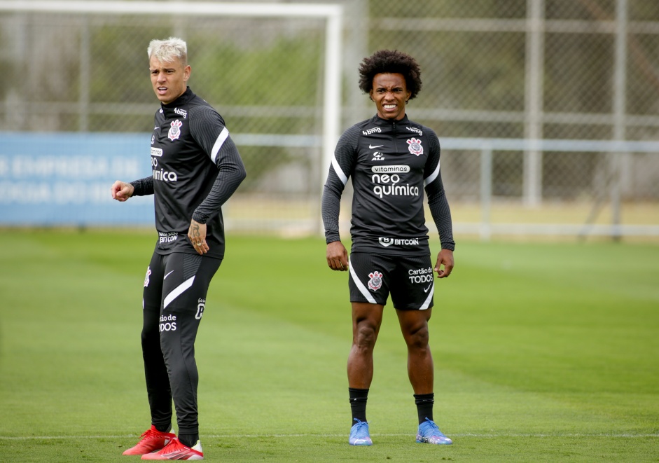Róger Guedes e Willian durante treino preparatório para o Dérbi entre Corinthians e Palmeiras