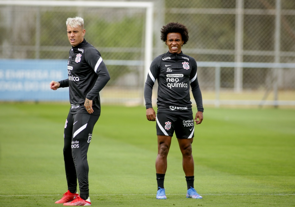 Rger Guedes e Willian durante treino preparatrio para o Drbi entre Corinthians e Palmeiras