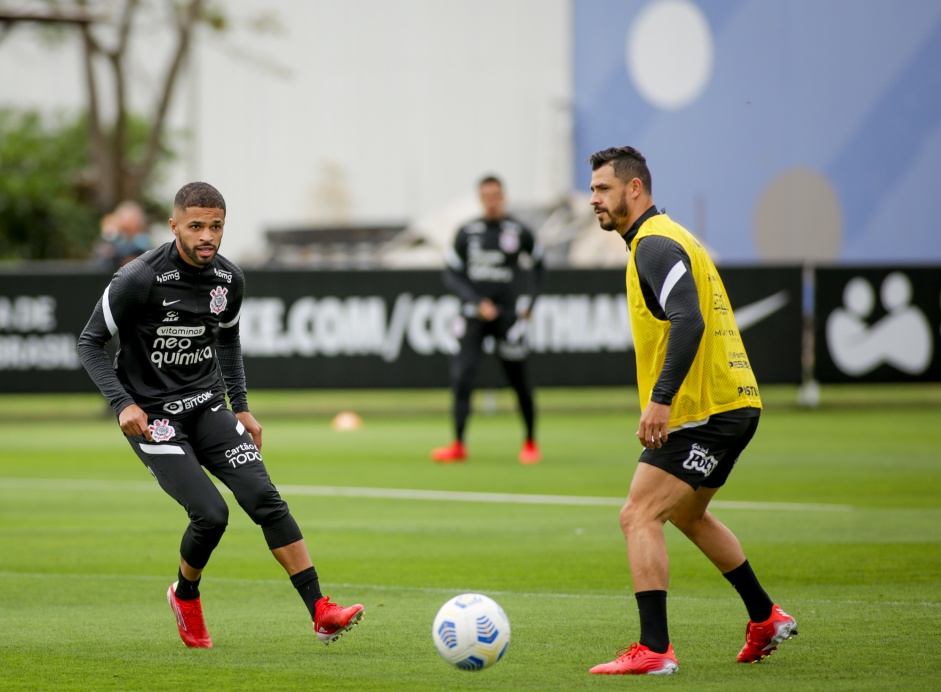 Vitinho e Giuliano durante treino preparatório para o Dérbi entre Corinthians e Palmeiras