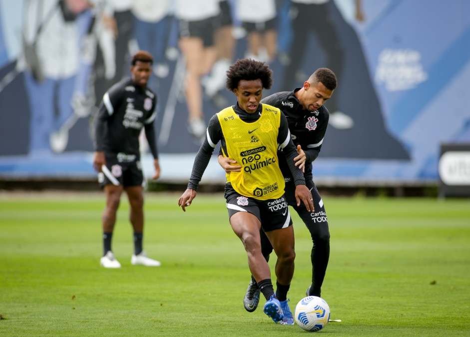Willian e João Victor durante treino preparatório para o Dérbi entre Corinthians e Palmeiras