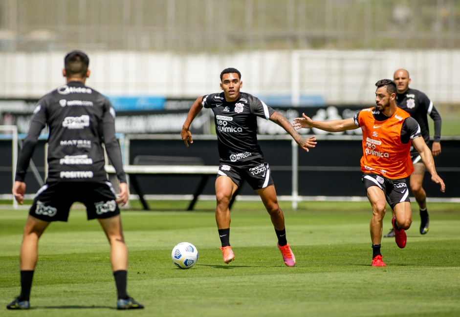 Du Queiroz no ltimo treino no CT do Corinthians antes do Drbi contra o Palmeiras