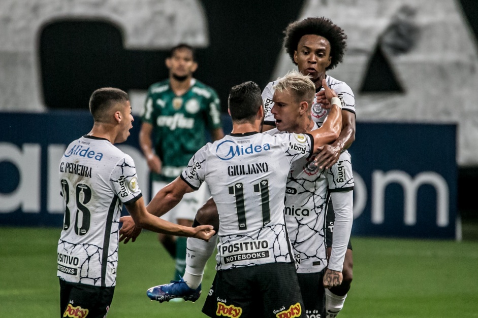Elenco comemora gol contra o Palmeiras, pelo campeonato Brasileiro, na Neo Qumica Arena