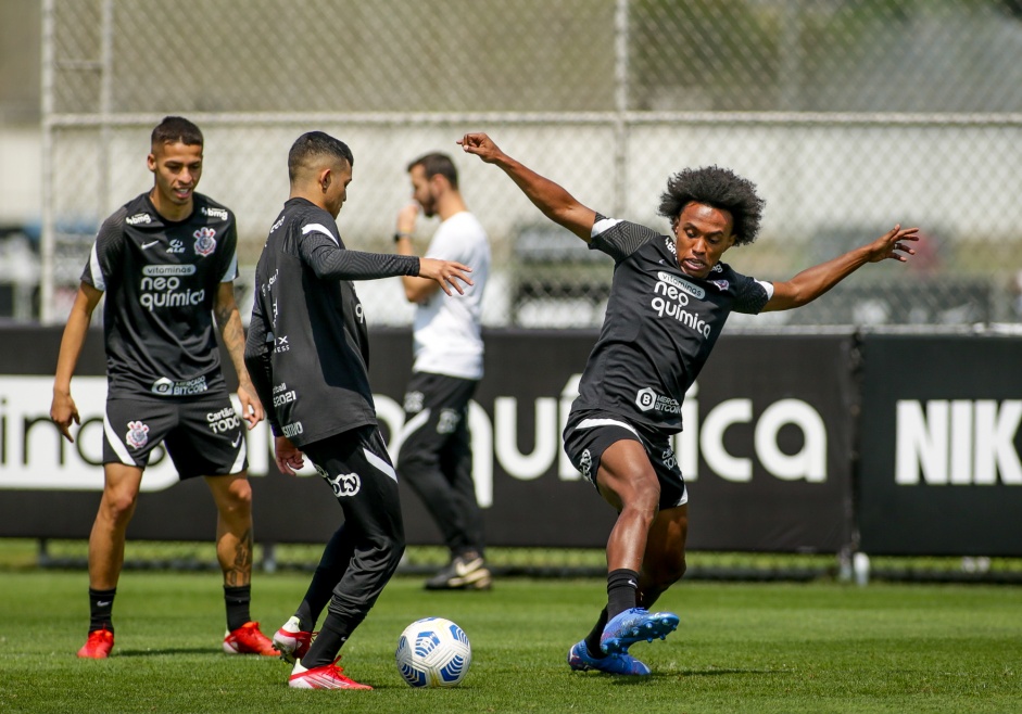 Gabriel Pereira, Adson e Willian no ltimo treino no CT do Corinthians antes do Drbi