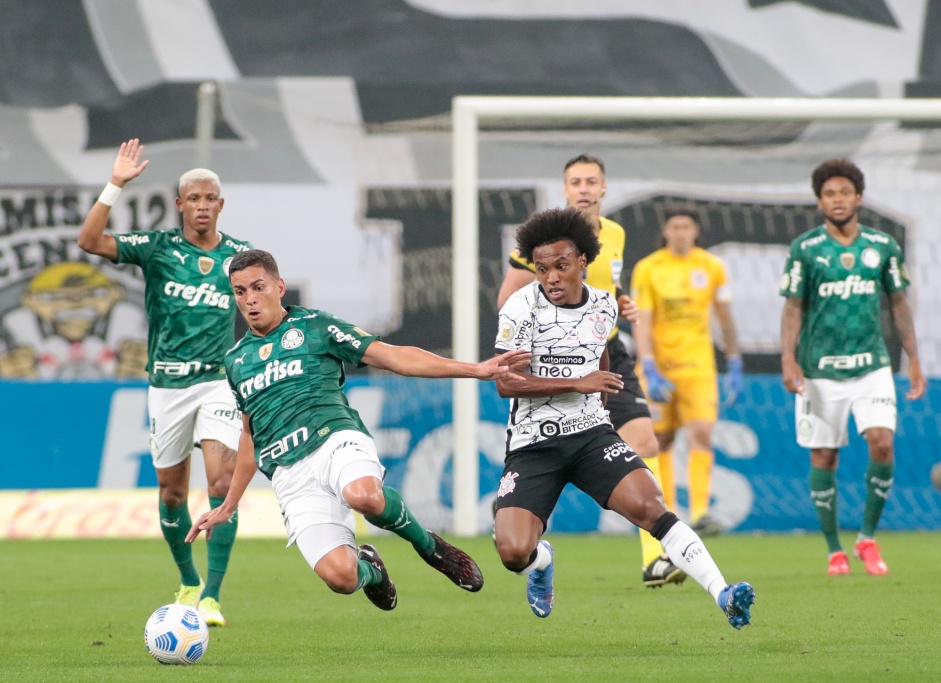 Atacante Willian no Drbi entre Corinthians e Palmeiras, pelo Brasileiro, na Neo Qumica Arena
