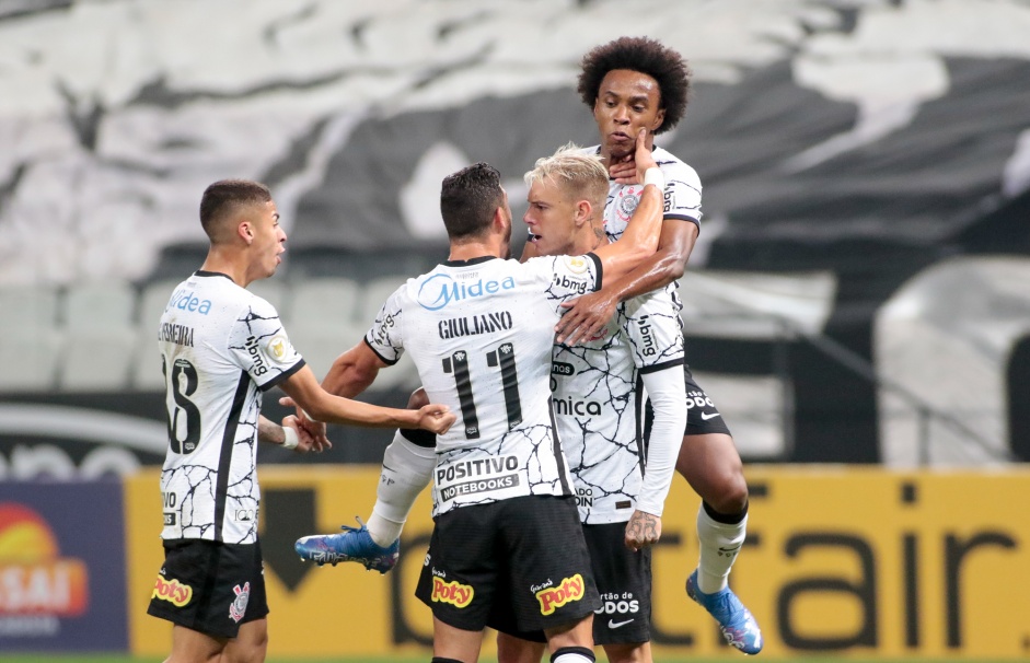 Jogadores do Corinthians comemorando muito o gol de Rger Guedes contra o Palmeiras