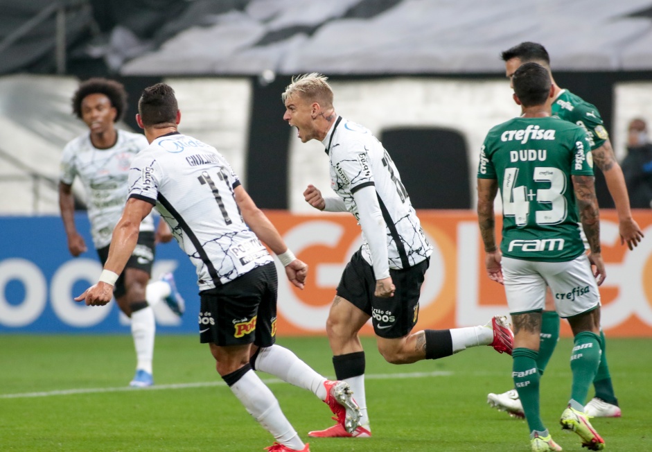 Rger Guedes comemorando um dos seus gols no jogo entre Corinthians e Palmeiras
