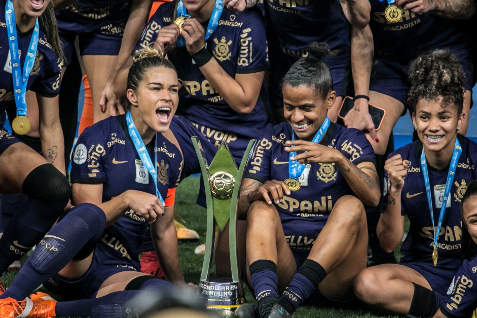 Corinthians comemorando a conquista do Tricampeonato Brasileiro Feminino