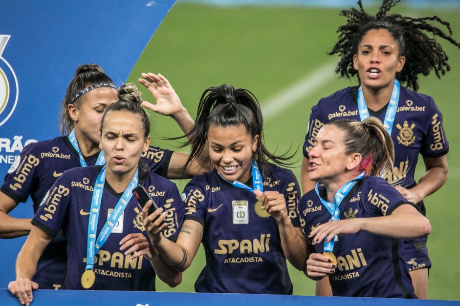 Corinthians comemorando a conquista do Tricampeonato Brasileiro Feminino