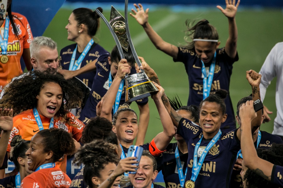 Corinthians comemorando a conquista do tricampeonato do Brasileiro Feminino