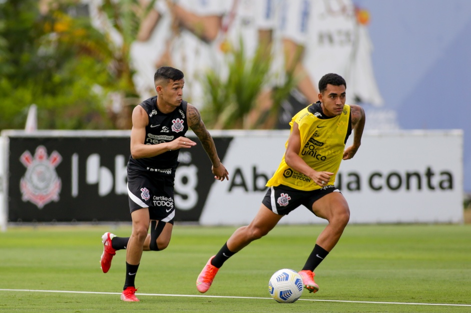 Adson e Du Queiroz em mais um dia de treinamentos no CT do Corinthians