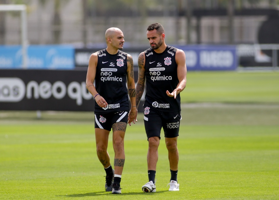 Fbio Santos e Renato Augusto em mais um dia de treinamentos no CT do Corinthians