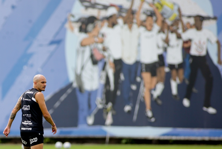 Fábio Santos em mais um dia de treinamentos no CT do Corinthians