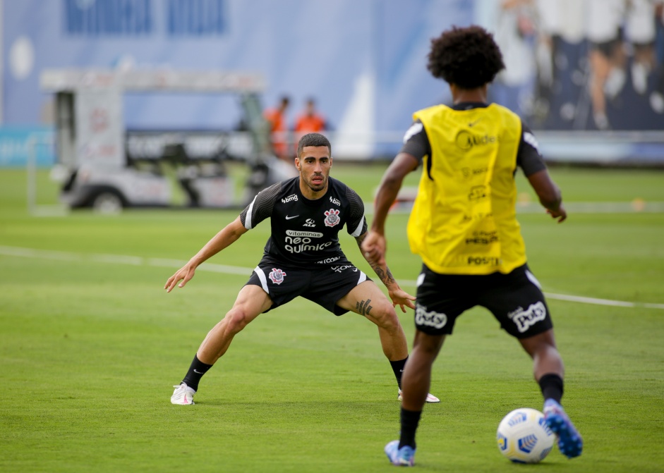 Gabriel e Willian em mais um dia de treinamentos no CT do Corinthians