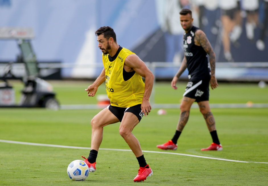Giuliano em mais um dia de treinamentos no CT do Corinthians