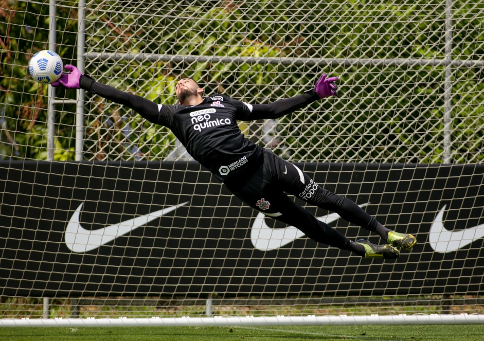 Goleiro Guilherme em mais um dia de treinamentos no CT do Corinthians