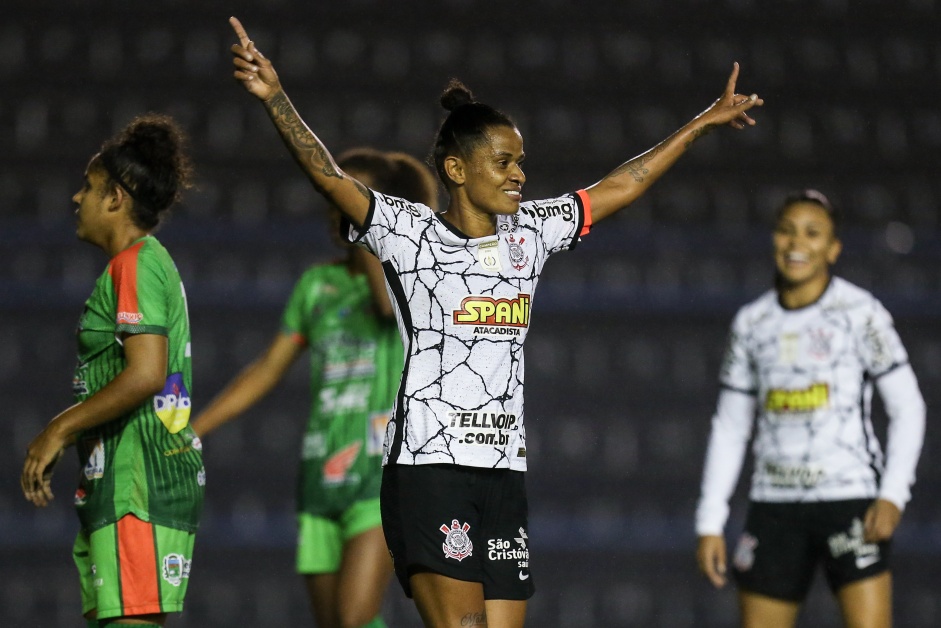 Grazi comemorando seu gol no jogo entre Corinthians e Pinda pelo Paulista Feminino