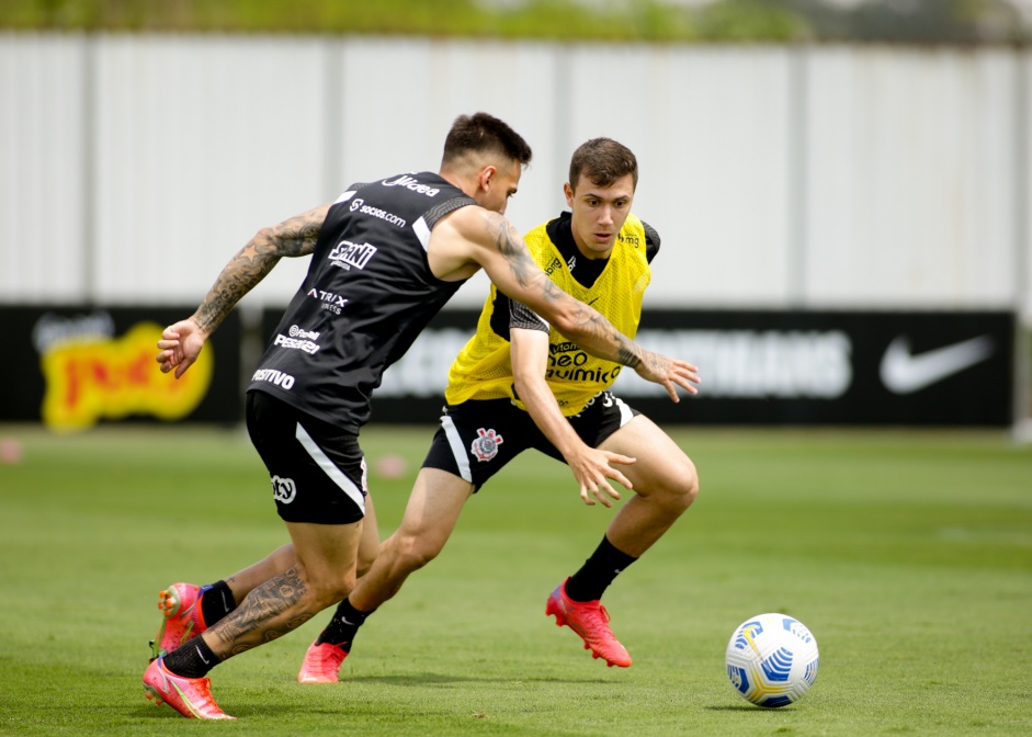 Gustavo Silva e Lucas Piton em mais um dia de treinamentos no CT do Corinthians