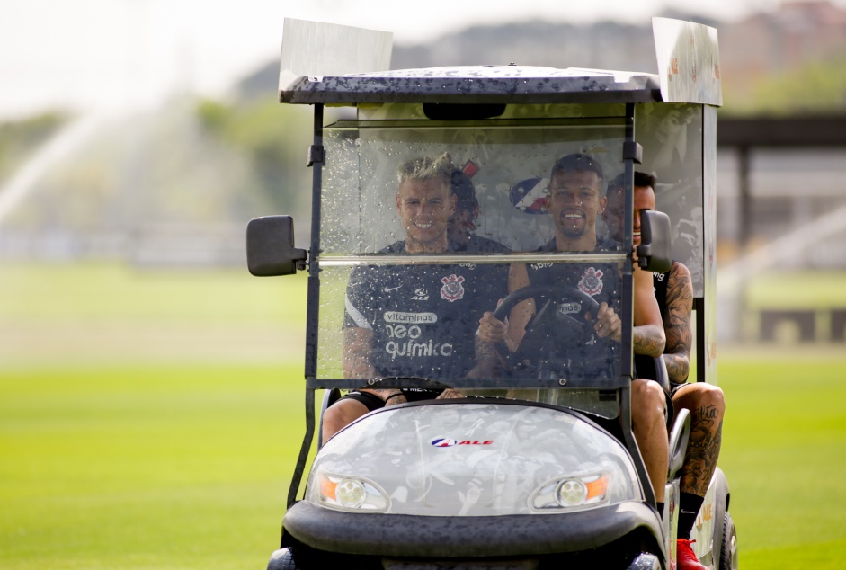 Jogadores em mais um dia de treinamentos no CT do Corinthians