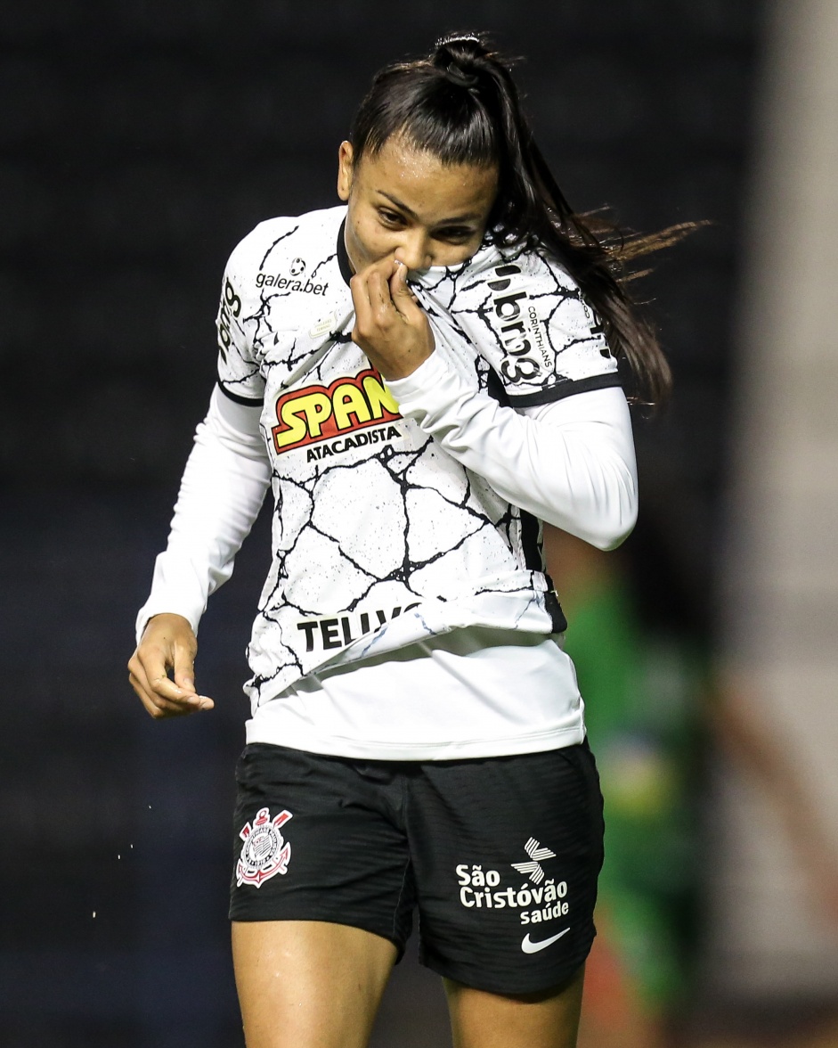 Mir comemorando seu gol no jogo entre Corinthians e Pinda pelo Paulista Feminino