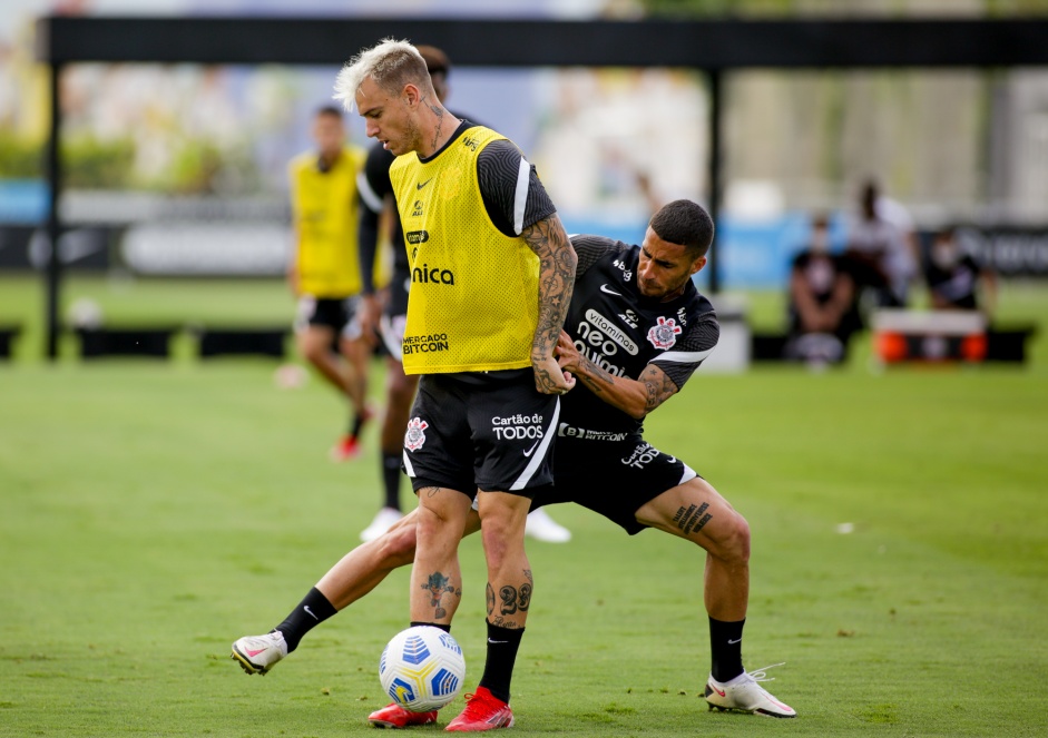 Róger Guedes e Gabriel em mais um dia de treinamentos no CT do Corinthians