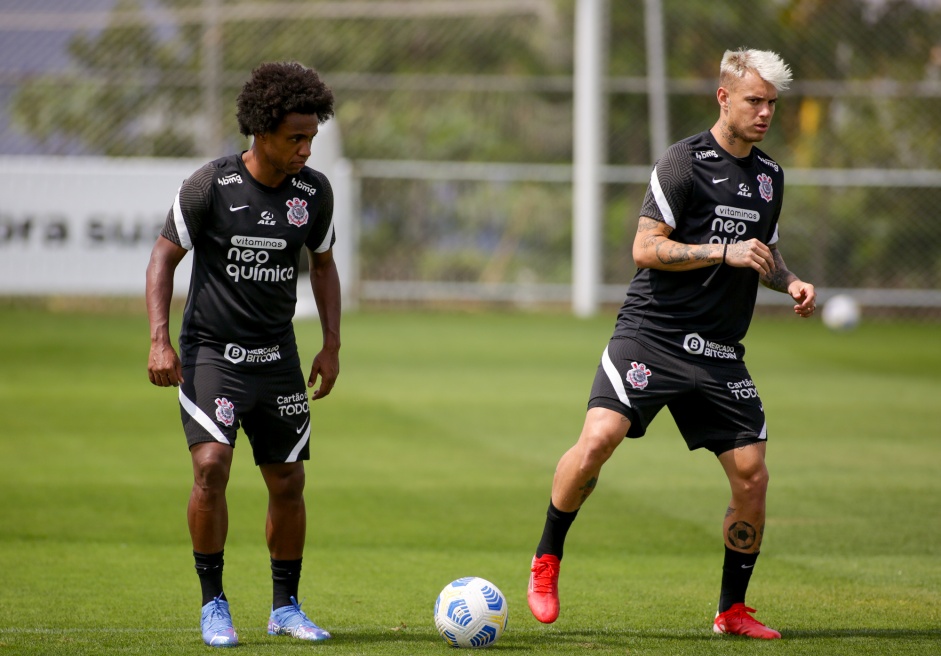 Willian e Rger Guedes em mais um dia de treinamentos no CT do Corinthians