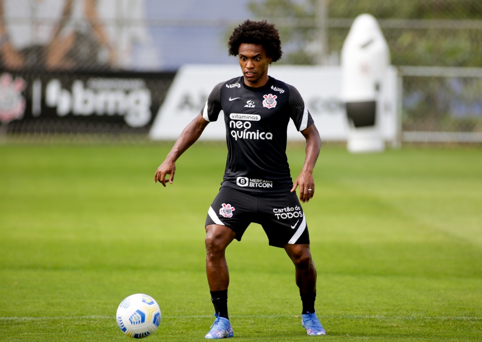 Willian em mais um dia de treinamentos no CT do Corinthians