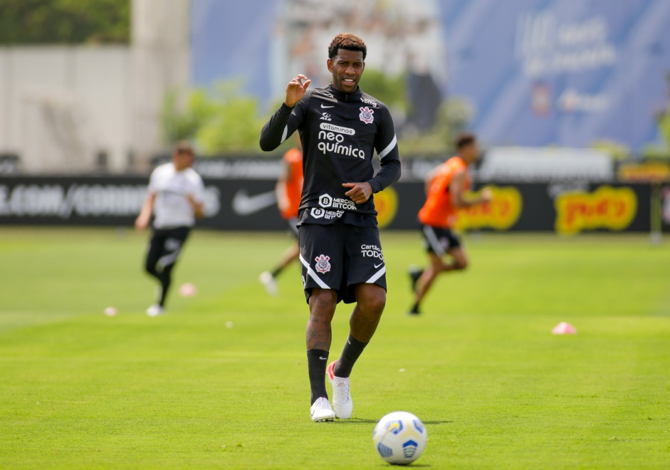 Zagueiro Gil em mais um dia de treinamentos no CT do Corinthians