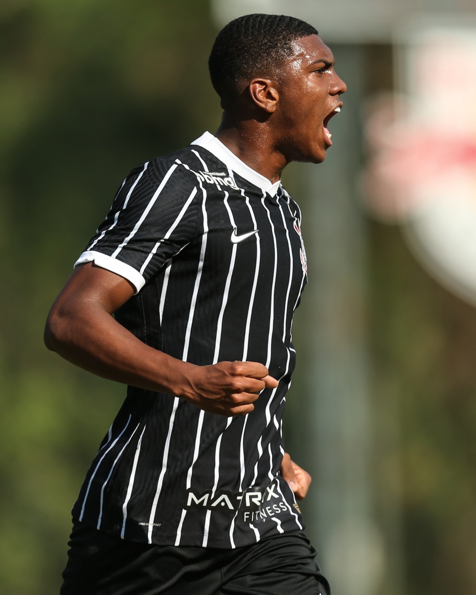 Felipe Augusto comemorando seu gol no jogo entre Corinthians e Red Bull Bragantino