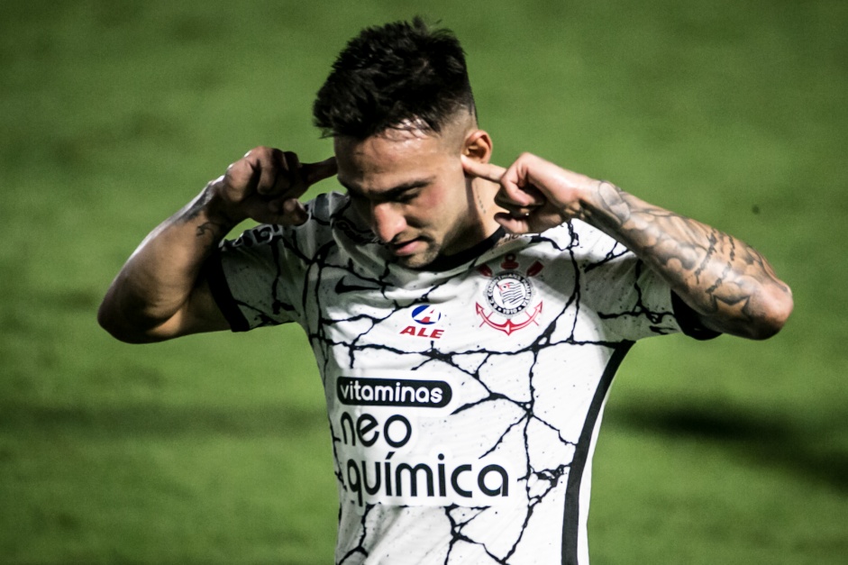 Gustavo Silva comemorando seu gol na partida entre Corinthians e Red Bull Bragantino