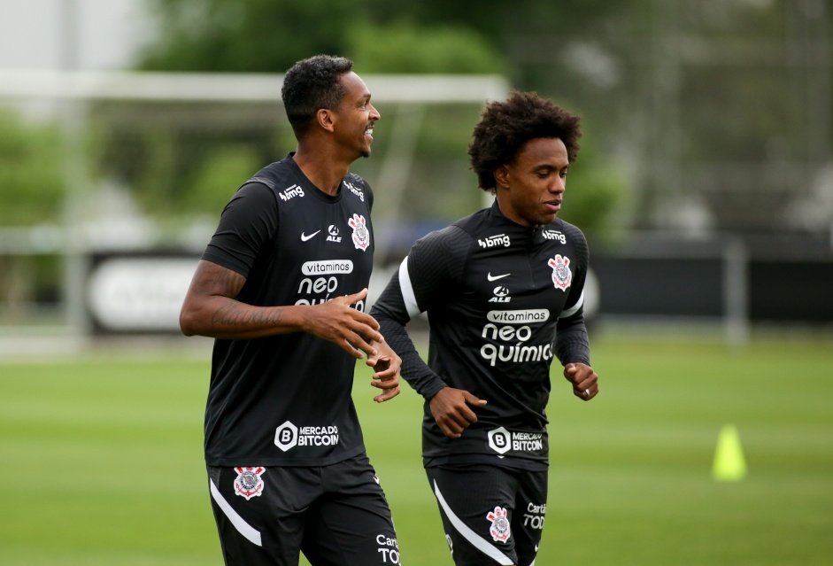 J e Willian durante ltima atividade antes do jogo entre Corinthians e Bahia