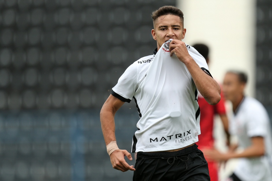 Keven comemorando seu gol no jogo entre Corinthians e Athletico-PR, pelo Sub-20