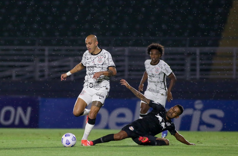 Lateral Fbio Santos participou diretamente do belo gol de Renato Augusto