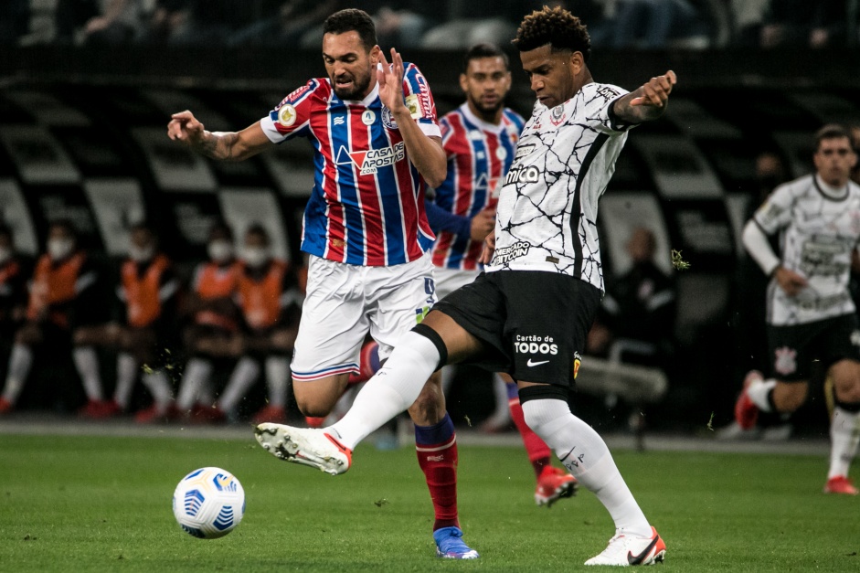 Gil em combate no jogo entre Corinthians e Bahia, pelo Brasileiro, na Neo Qumica Arena