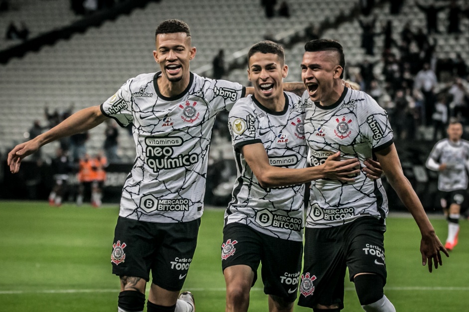 Joo Victor, Gabriel Pereira e Cantillo comemorando o segundo gol do Corinthians contra o Bahia