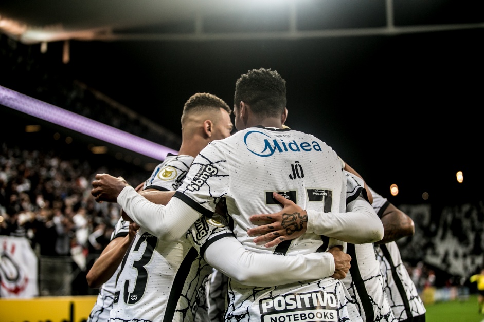 Jogadores comemorando gol no jogo entre Corinthians e Bahia, na Neo Qumica Arena, com pblico