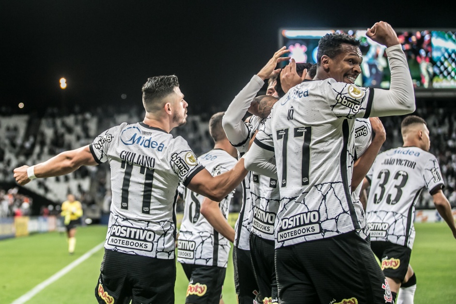 GOOOOOOOOOOOLLL! Com gol contra de Jussa, Timão abre o placar em Itaquera