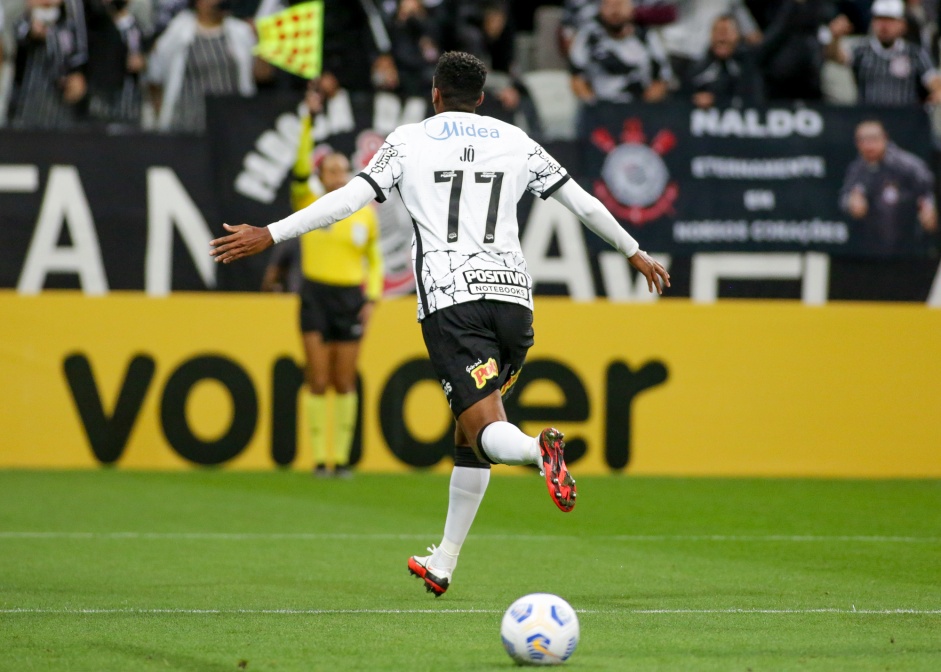Jô comemorando seu gol contra o Bahia, em partida válida pela 24ª rodada do Brasileirão