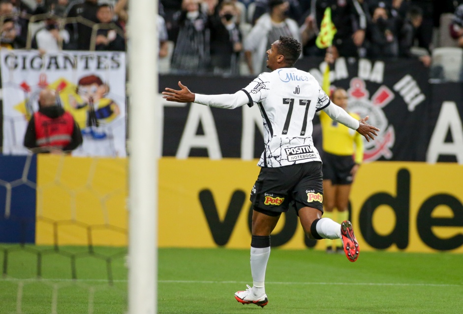 Jô comemorando seu gol contra o Bahia, em partida válida pela 24ª rodada do Brasileirão