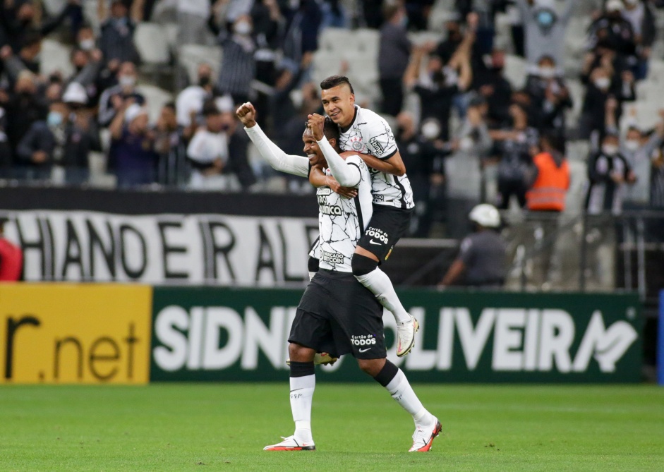 Jô e Cantillo, autores de dois gols do Corinthians na vitória em cima do Bahia por 3 a 1
