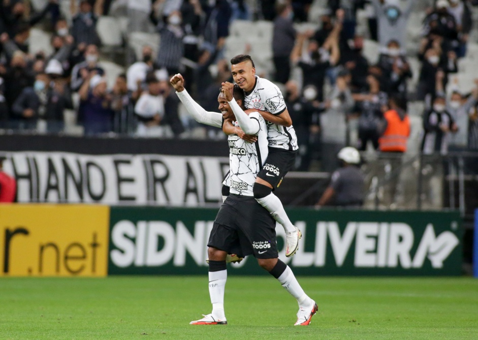 J e Cantillo, autores de dois gols do Corinthians na vitria em cima do Bahia por 3 a 1