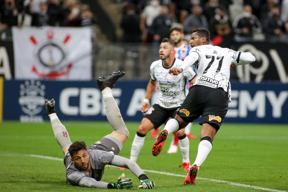 Jô e Giuliano durante o confronto entre Corinthians e Bahia na Neo Química Arena