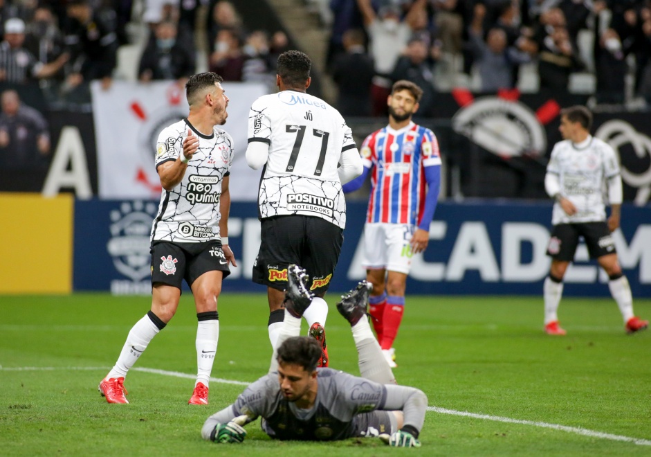 Jô e Giuliano durante o confronto entre Corinthians e Bahia na Neo Química Arena