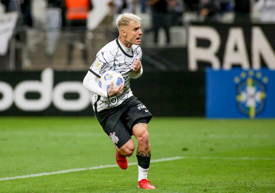 Róger Guedes comemorando seu gol contra o Bahia, em partida válida pela 24ª rodada do Brasileirão