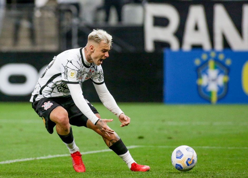 Róger Guedes comemorando seu gol contra o Bahia, em partida válida pela 24ª rodada do Brasileirão