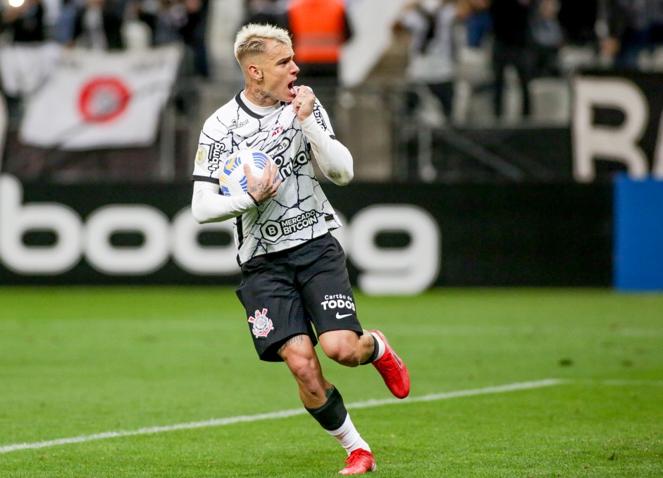 Róger Guedes comemorando seu gol contra o Bahia, em partida válida pela 24ª rodada do Brasileirão