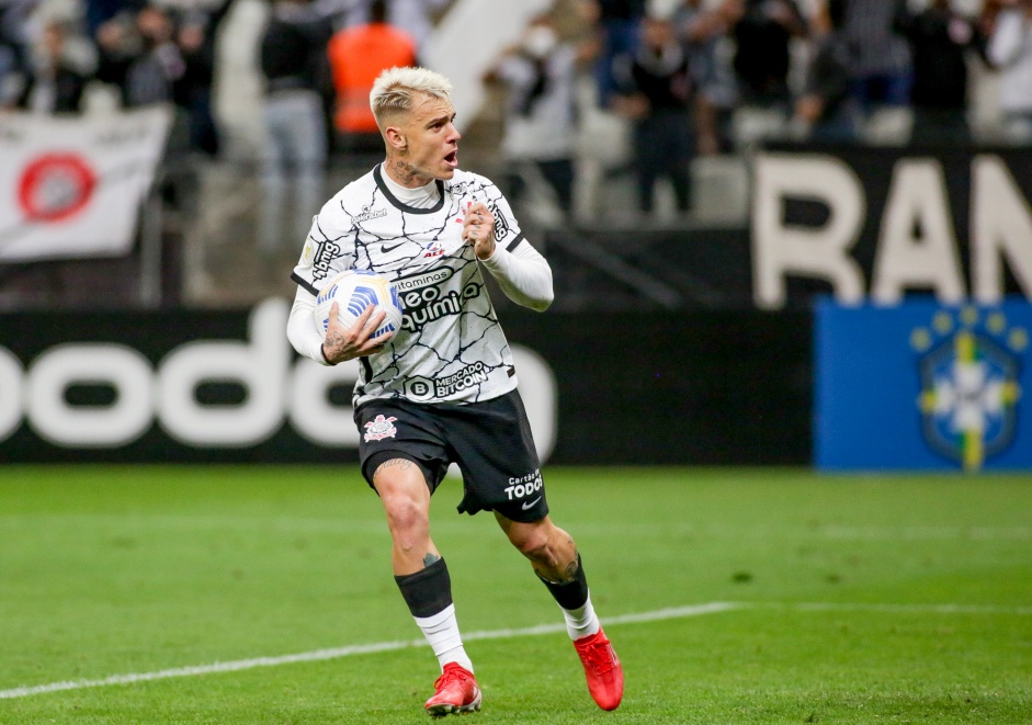 Róger Guedes comemorando seu gol contra o Bahia, em partida válida pela 24ª rodada do Brasileirão